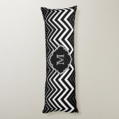 Monogramed zwart-wit zigzagchevron lichaamskussen (Achterkant (Verticaal))
