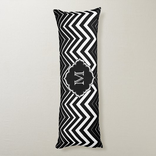 Monogramed zwart-wit zigzagchevron lichaamskussen (Achterkant (Verticaal))