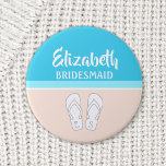 Monogrammatisch Teenslipper Beach Wedding Bridesma<br><div class="desc">Bridesmaïden zullen van een schattige en liefhebbende gepersonaliseerde knop houden als een cadeautje voor een strandbruiloft. Al tekst is eenvoudig aan te passen. Deze speld is een stijlvol accessoire voor een vrijgezellenfeest, een vrijgezellenfeest of een repetitief diner. Pastel koraal en lichtturquoise blauw design biedt heldere witte typografie, naam, initialen, de...</div>