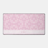 Monogrammatische Art Deco Fans Preppy in roze mand Bureaumat (Voorkant)