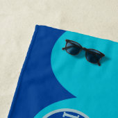 Monogramme handdoek met blauwe golven (In situ)