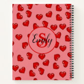 monogramme stijlvol roze en rood hartpatroon notitieboek (Achterkant)