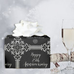 Monogrammed 25th Wedding Jubileum Silver Cadeaupapier<br><div class="desc">Voeg een grootse stijl en uitstraling toe met deze elegante,  art deco,  vergulde,   look in zilveren lijst op zwart tegelpatroon voor een 25e zilveren trouwdag. Sjablonen voor monogrammering.</div>