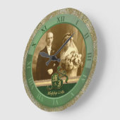 Monogrammed Antiek Damask Gold Green Wedding Grote Klok (Hoek)