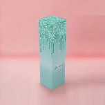 Monogrammed Aqua Blue Glitter Drip Wine Gift Box Wijn<br><div class="desc">Monogram Robins Ei Aquamarine Blue Dripping Glitter Metallic gepersonaliseerde dunne wijngifdoos. Met dit aangepaste monogram metallic faux folie met gesimuleerde glitter grafische begaafdoos kunt u de naam van uw ontvanger en het laatste initiaal in een magnetisch uiteinde toevoegen met het intuïtieve en eenvoudige tekengereedschap van zazzle.</div>
