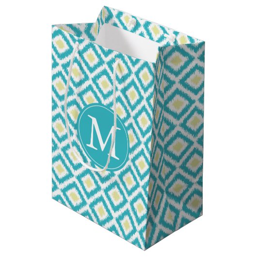 Monogrammed Aqua en Yellow Diamonds Ikat Pattern Medium Cadeauzakje (Voorkant Gekanteld)