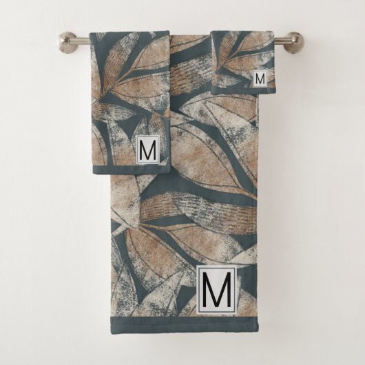 Monogrammed Autumn Leaves Pattern Bad Handdoek (Insitu)
