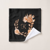 Monogrammed Black Brown and Peach Floral Bad Handdoek (Wasdoekje)