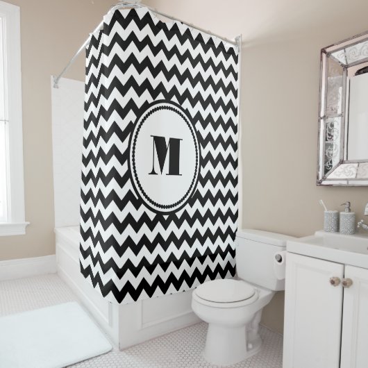 Monogrammed Black White Striped Chevron Pattern Douchegordijn (In situ)