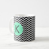 Monogrammed Black, White Zee Foam Chevron Pattern Koffiemok (Voorkant links)