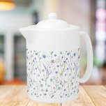 Monogrammed Blauwe Paarse  Wildflower Bloemen Theepot<br><div class="desc">Introductie van onze Monogrammed Blue Paarse  Wildflower Floral Pattern theepot. Met waterverf illustratie van wilde veldbloem,  geweldig voor natuur- en wildbloemenliefhebbers. Voeg sierlijke bloemenweidevibes toe aan je drink.</div>