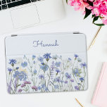 Monogrammed Blauwe Waterverf Wildflower Garden iPad Pro Cover<br><div class="desc">Voeg een persoonlijke touch toe aan je iPad met ons Monogrammed Blue Waterverf Wildflower Garden Hoesje. Omarm de schoonheid van blauwe korenbloemen - perfect voor liefhebbers van bloemen en blauwe kleuren die op zoek zijn naar een moderne,  elegante look.</div>