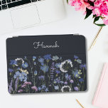 Monogrammed Blauwe Waterverf Wildflower Garden iPad Pro Cover<br><div class="desc">Voeg een persoonlijke touch toe aan je iPad met ons Monogrammed Blue Waterverf Wildflower Garden Hoesje. Omarm de schoonheid van blauwe korenbloemen - perfect voor liefhebbers van bloemen en blauwe kleuren die op zoek zijn naar een moderne,  elegante look.</div>