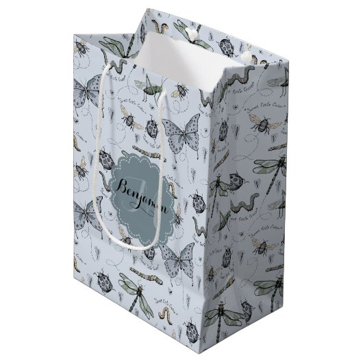 Monogrammed Blue Bugs en Insecten Boy Shower Medium Cadeauzakje (Voorkant Gekanteld)