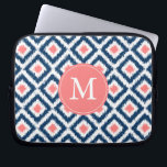 Monogrammed Blue Coral Diamond Ikat Pattern Laptop Sleeve<br><div class="desc">Stijlvol en stijlvol design is voorzien van een kleurrijk en trendy diamant met een mooi patroon en kan worden gepersonaliseerd met uw monogram,  initiaal,  naam of een tekst van uw keuze voor een perfect aangepast cadeau!</div>