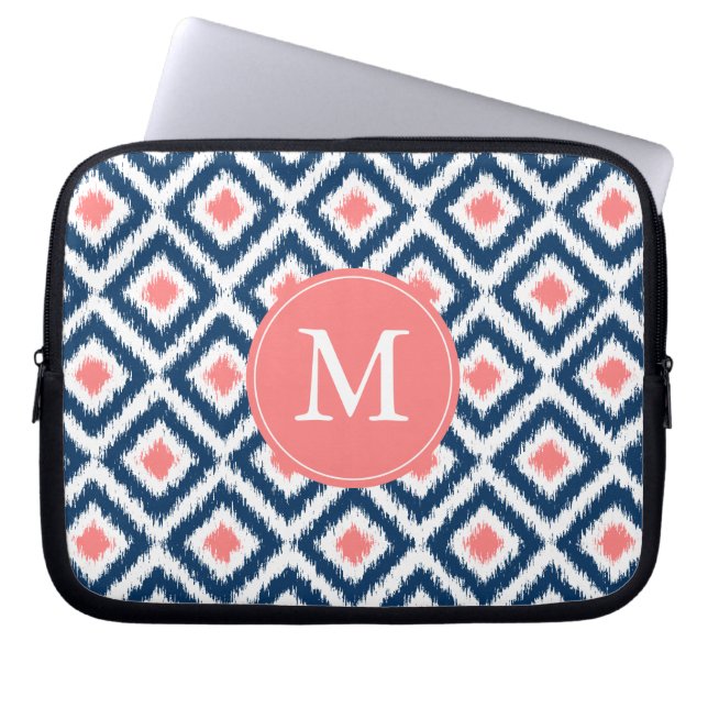 Monogrammed Blue Coral Diamond Ikat Pattern Laptop Sleeve (Voorkant)
