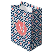 Monogrammed Blue en Coral Diamonds Ikat Pattern Medium Cadeauzakje (Voorkant Gekanteld)