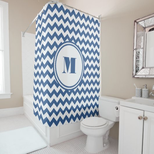 Monogrammed Blue White Striped Chevron Pattern Douchegordijn (In situ)