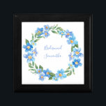 Monogrammed Blue Yellow Floral Wedding Party Gift Cadeaudoosje<br><div class="desc">Monogram dit mooie blauwe en gele florale cadeaudoos voor sieraden voor je bruidfeest,  de moeder van de bruid en de moeder van de bruidegom.</div>