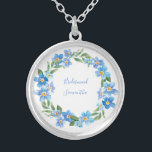 Monogrammed Blue Yellow Floral Wedding Party Gift Zilver Vergulden Ketting<br><div class="desc">Monogram dit mooie blauwe en gele bloemige zilveren ketting voor je bruidfeest en de moeder van de bruid en de moeder van de bruidegom.</div>