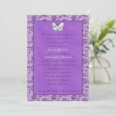 Monogrammed Butterfly op Paarse bruiloft uitnodigi Kaart (Staand voorkant)