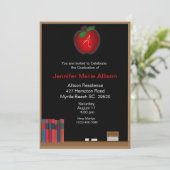 Monogrammed Chalkboard Teacher Afstuderen Invite Kaart (Staand voorkant)