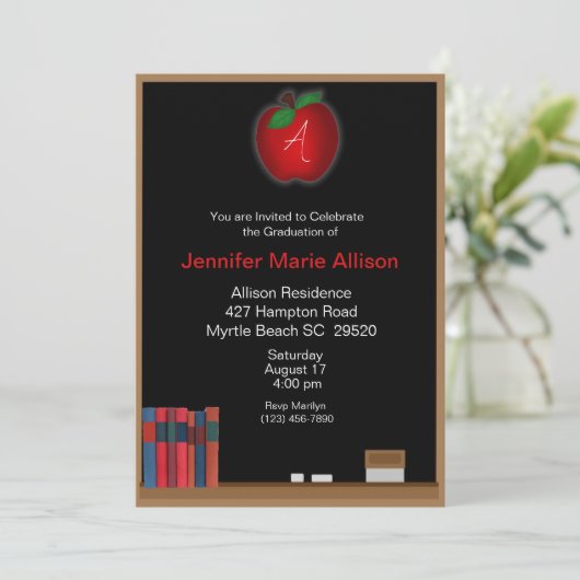 Monogrammed Chalkboard Teacher Afstuderen Invite Kaart (Staand voorkant)