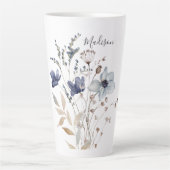 Monogrammed Chic  Waterverf Blauwe Bloemen Latte Mok (Voorkant)