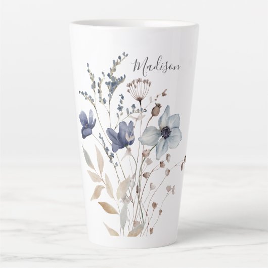 Monogrammed Chic  Waterverf Blauwe Bloemen Latte Mok (Voorkant)