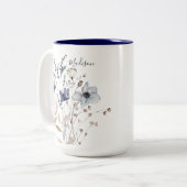 Monogrammed Chic  Waterverf Blauwe Bloemen Tweekleurige Koffiemok (Voorkant links)