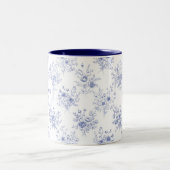 Monogrammed Classic Blue Flowers Floral Pattern Tweekleurige Koffiemok (Center)