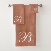 Monogrammed Clay Terracotta Brushstrokes Bad Handdoek (Insitu)