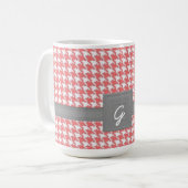 Monogrammed Coral Houndstooth Mok (Voorkant links)