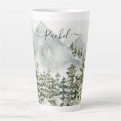 Monogrammed dennenbos en bergen latte mok (Voorkant)