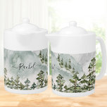 Monogrammed dennenbos en bergen theepot<br><div class="desc">Verhoog uw ervaring met het drinken drink met onze Pine Forest en Mountains Waterverf theepot. Met een waterverf illustraties van dennenbossen en bergen. Geschikt voor natuur- en avonturenliefhebbers.</div>
