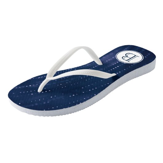 Monogrammed Donkerblauw Abstract met witte Stippen Teenslippers (Schuin)