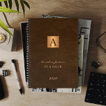 Monogrammed elegant goudbruin modern 2025 planner<br><div class="desc">Een geüploade, gekleurde zakelijke kantoor of persoonlijke planner met een faux gouden metalen vierkant boven een stijlvolle, donkerbruine achtergrond van kunstleder. Geschikt voor thuisgebruik, kleine bedrijven, professionele of onafhankelijke professionals, school, persoonlijke branding, portefeuilles of stylists, managers, docenten, studenten. Het kan een geschenk zijn voor een verjaardag, afstuderen, Kerstmis of een...</div>