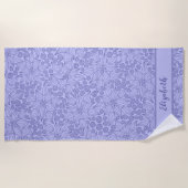 Monogrammed Elegant Paarse Floral Strandlaken (Voorkant)