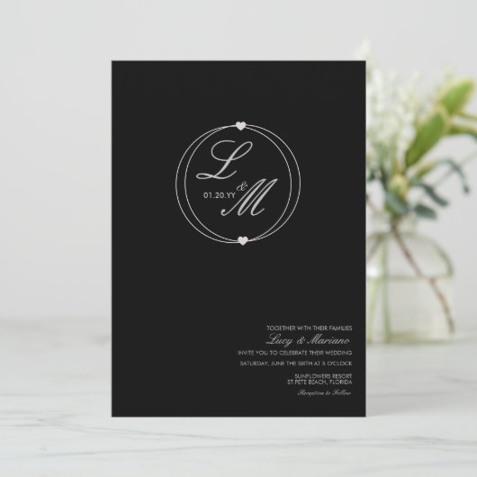Monogrammed Elegant Script Circular Heart Wedding Kaart (Staand voorkant)