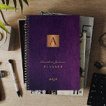 Monogrammed elegante paarse gouden moderne 2025 planner<br><div class="desc">Een geüploade zakelijke kantoor of persoonlijke planner met een faux gouden metalen vierkant boven een stijlvolle, donkere paarse indigo voor de achtergrond van leder (bedrukt). Geschikt voor thuisgebruik, kleine bedrijven, professionele of onafhankelijke professionals, school, persoonlijke branding, portefeuilles of stylists, managers, docenten, studenten. Het kan een geschenk zijn voor een verjaardag,...</div>