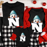 Monogrammed Familie Kerstmis Aangepaste Schattigee T-shirt<br><div class="desc">Vier het vakantieseizoen met ons Monogrammed Family Christmas Custom Schattige Snowman T-Shirt. Dit schattige shirt is ideaal voor gezinnen die een gepersonaliseerde en feestelijke touch willen toevoegen aan hun kerstvieringen. Ons monogram familie kerst shirt stelt u in staat om het aan te passen met de namen van uw familieleden, waardoor...</div>