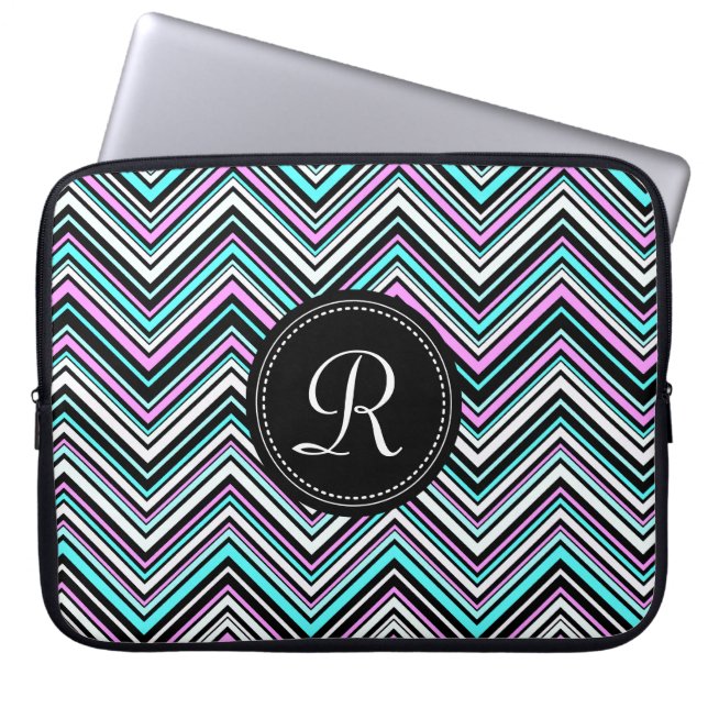 Monogrammed Feminine Tribal Chevron Pattern Laptop Sleeve (Voorkant)