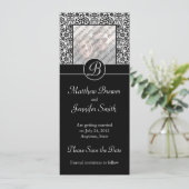 Monogrammed Floral Damask Foto bewaart de Datum Ka Kaart (Staand voorkant)
