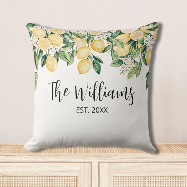 Monogrammed gele citroenboom kussen (In situ)