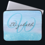 Monogrammed Girly Blue Ombre Soft Glitter Shimmer Laptop Sleeve<br><div class="desc">Meisjes laptophoes die je kunt personaliseren met je monogram. Voeg uw initiaal en jouw naam in aqua blauwe en donkergrijze elegante manuscripttypografie aan deze film en trendy ombre achtergrond toe. De ombre is een mengsel van houtkorrels en zacht glitterstof van schimmels in waterblauw. Blader alsjeblieft naar onze winkel voor het...</div>