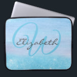 Monogrammed Girly Blue Ombre Soft Glitter Shimmer Laptop Sleeve<br><div class="desc">Meisjes laptophoes die je kunt personaliseren met je monogram. Voeg uw initiaal en jouw naam in aqua blauwe en donkergrijze elegante manuscripttypografie aan deze film en trendy ombre achtergrond toe. De ombre is een mengsel van houtkorrels en zacht glitterstof van schimmels in waterblauw. Blader alsjeblieft naar onze winkel voor het...</div>