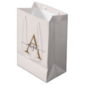 Monogrammed Gold Pearl White | Minimale legant Medium Cadeauzakje (Voorkant Gekanteld)