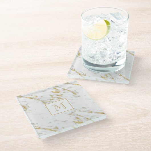 Monogrammed gouden glitter over wit marmer glazen onderzetter (Schuin)