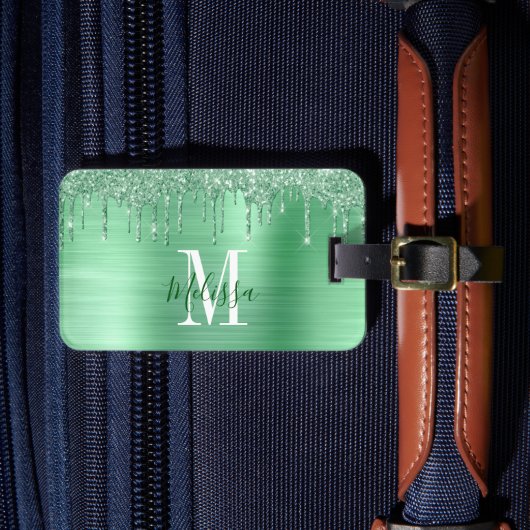 Monogrammed Green Glitter Drip Brushed Metal Bagagelabel (Voorkant Insitu 4)