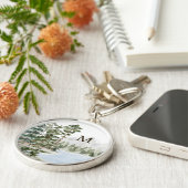 Monogrammed Green Pine Forest en het meer Sleutelhanger (Zijkant)